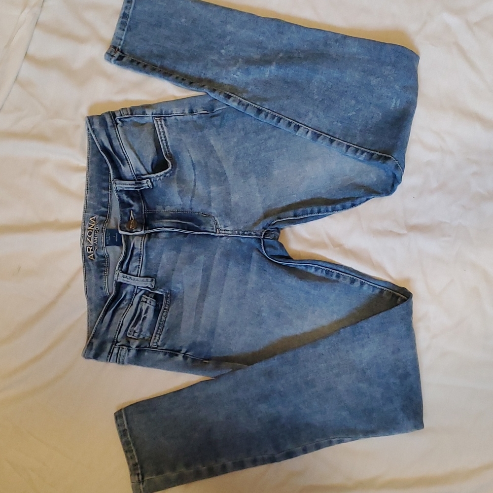 Arizona Jean Co ladies size 7, stretch denim with a Stone washed look.